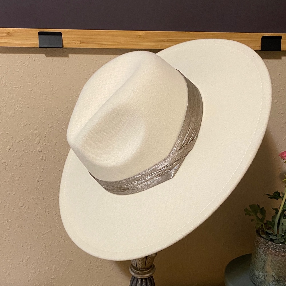 🖤PRICE DROP 🖤Anna & Ava Cream Fedora with Silver Band